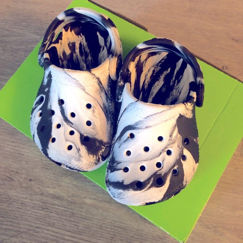 Kids marbled crocs size C4